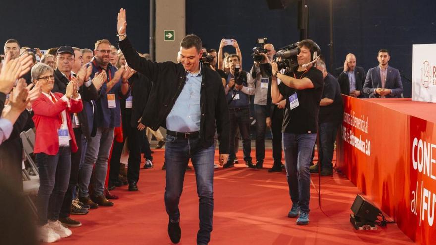 El presidente del Gobierno español, Pedro Sánchez a su llegada al IFEME de la capital extremeña, ayer por la mañana. | CARLOS RAMOS