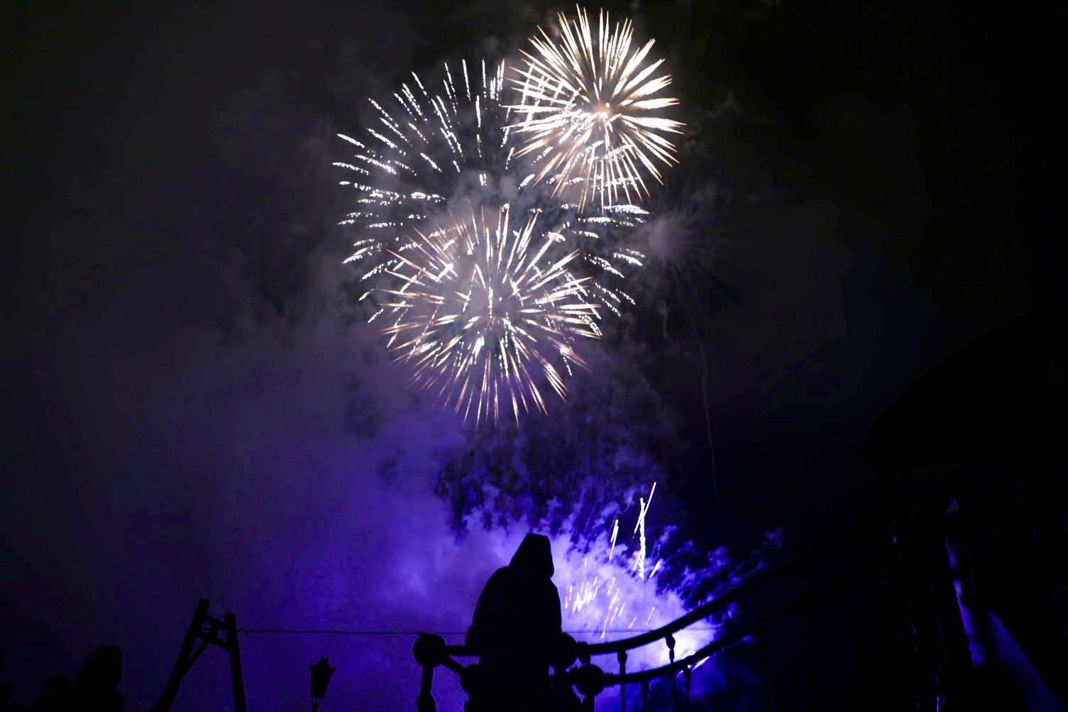 EN IMÁGENES: Así se vivieron unos fuegos de San Mateo bajo la lluvia en Oviedo