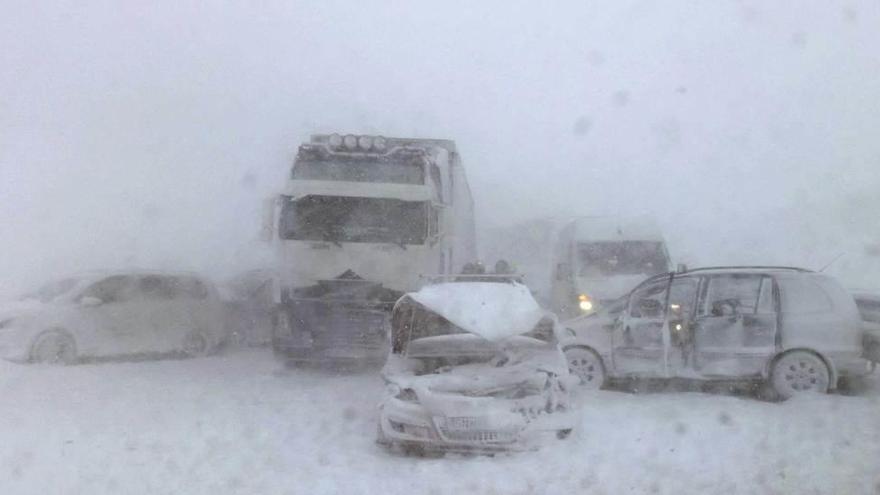 Algunos de los coches implicados en el accidente.