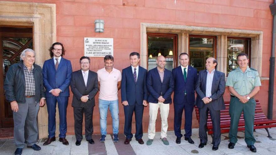 Organizadores y patrocinadores de la prueba asturiana de la Semana Abanca.