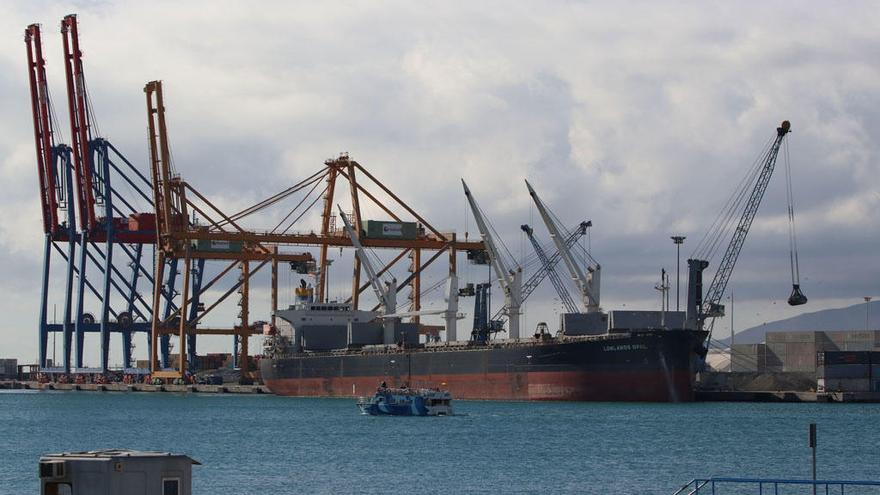Una imagen de las grúas de carga del puerto de Málaga.