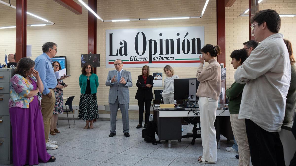El presidente de Prensa Ibérica, Javier Moll, se dirige a la redacción con Begoña Galache y Ainhoa Moll a su izquierda y Marisol López y Ángeles Rivero a su derecha.