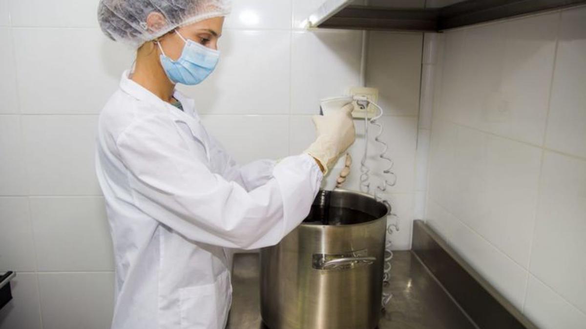 Melania García treballant al laboratori de Sant Antoni.