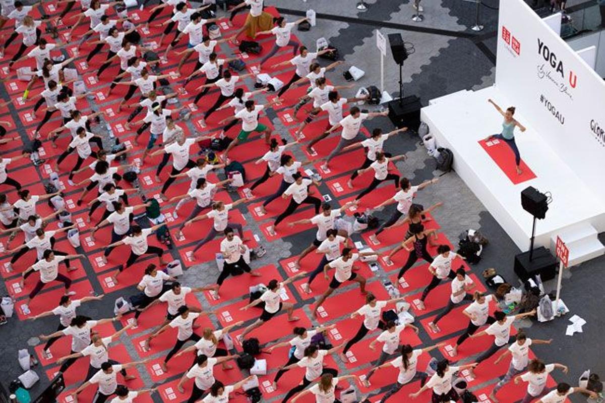 'Masterclass' de yoga al aire libre impartida por Verónica Blume y Uniqlo