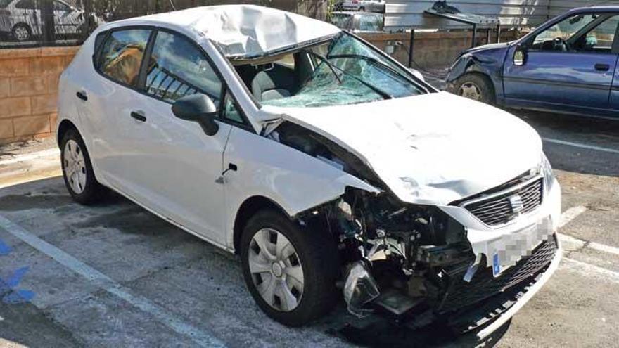 El coche que atropelló al turista alemán en la autopista de Llucmajor sufrió cuantiosos daños debido al brutal impacto.