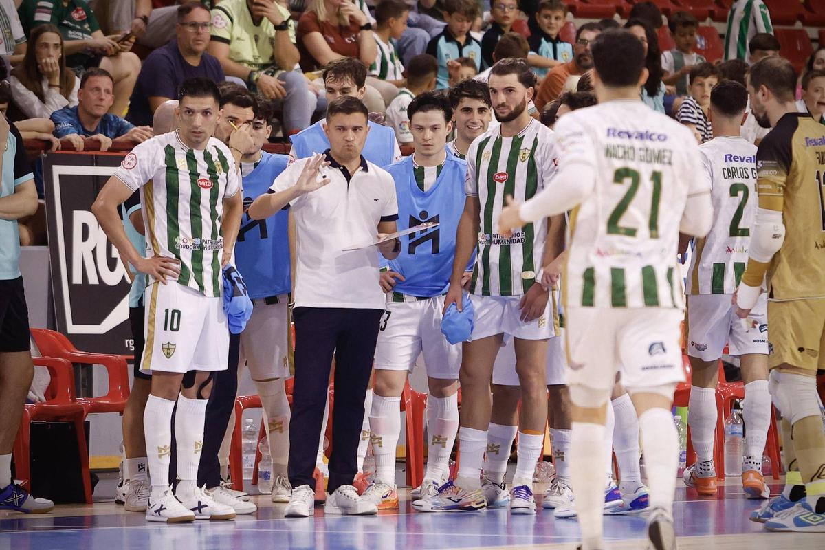 Emanuel Santoro da instrucciones en un tiempo muerto.