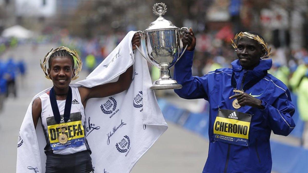 Los dos ganadores de la maraton de Boston.