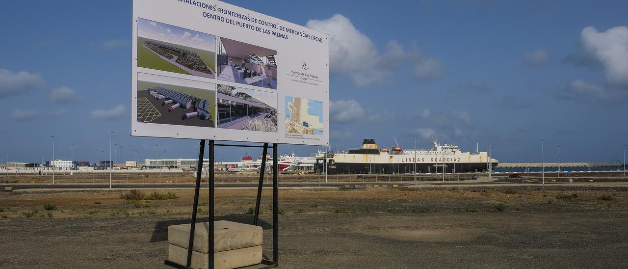 Imagen del cartel anunciador situado en la parcela donde se construirán las nuevas instalaciones fronterizas de control de mercancías en el Puerto de Las Palmas.