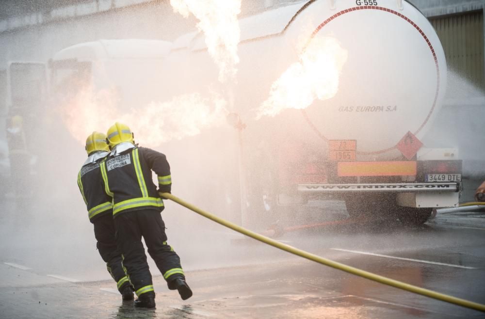 Bomberos y personal de los equipos de emergencias ensayan cómo intervenir en caso de accidente con mercancías peligrosas