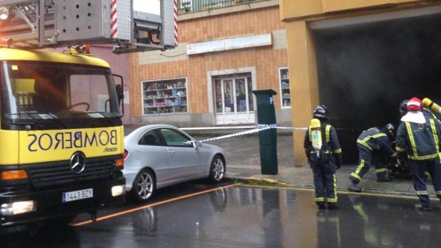 Los bomberos sofocan un incendio en un garaje en Doctor Marañón