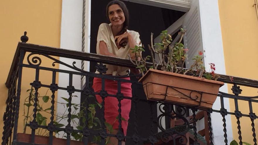 La actriz Ángela Molina, en uno de los balcones del Hotel Madrid antes de iniciar el rodaje.