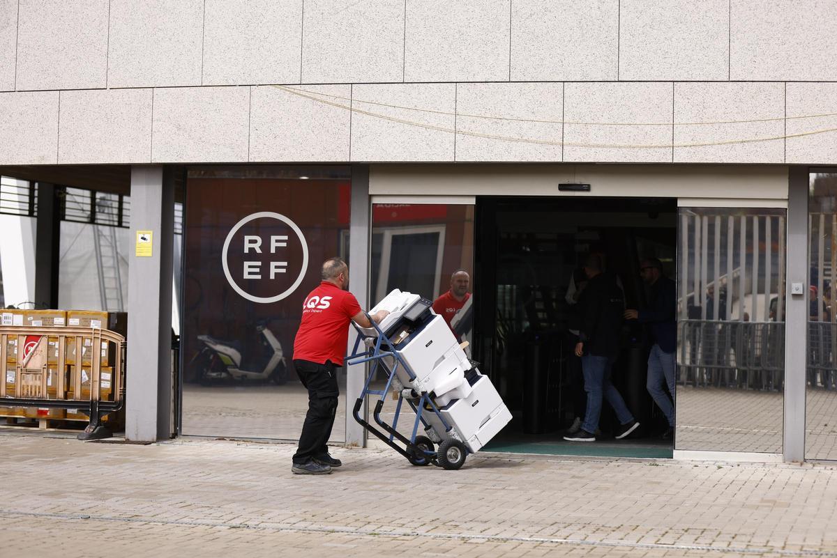 Un hombre con varias impresoras de la Real Federación Española de Fútbol (RFEF).