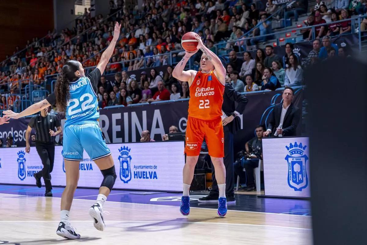 Iagupova, en uno de sus triples en el primer cuarto.