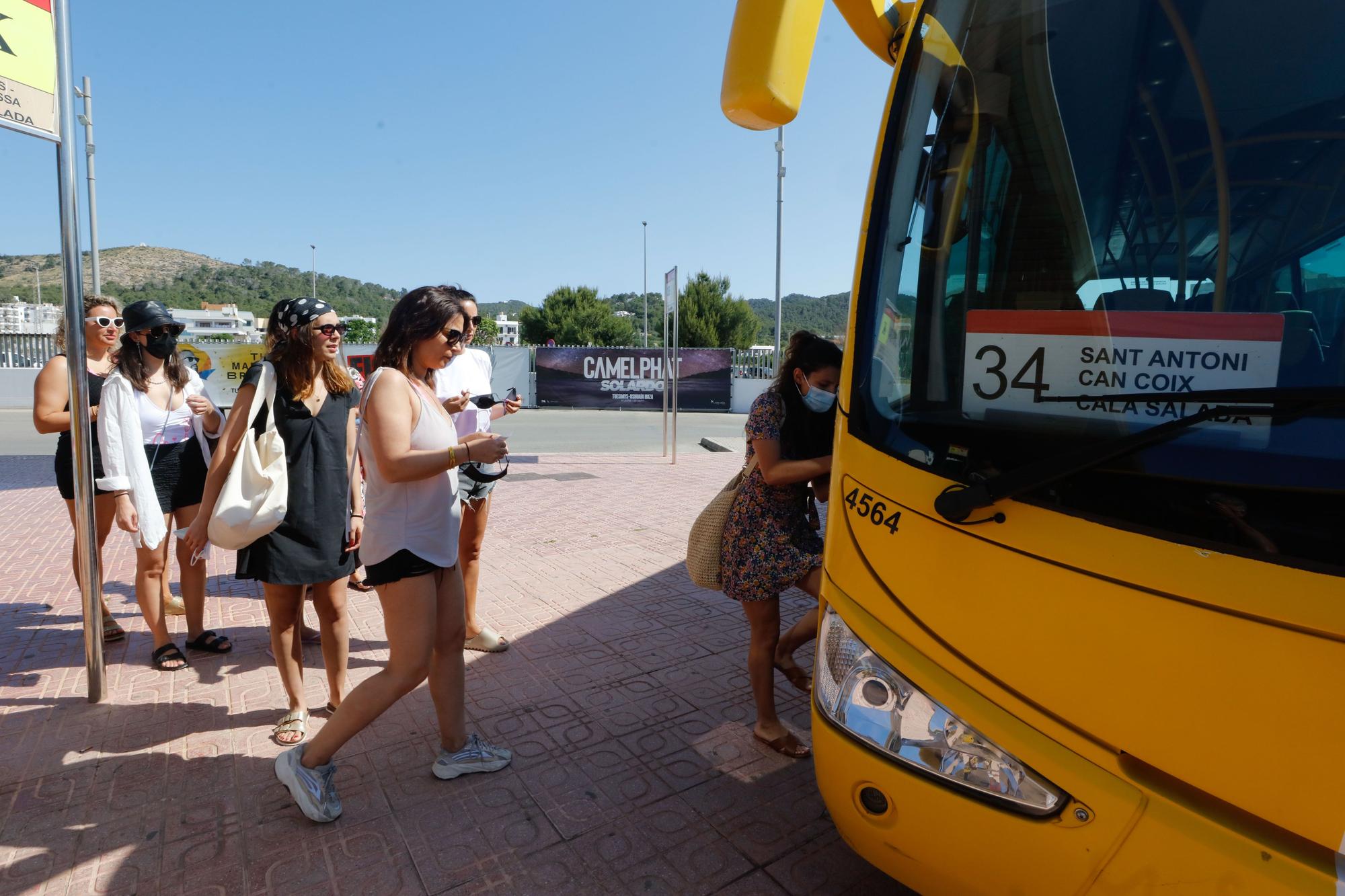 Primer día del servicio de autobús a Cala Salada