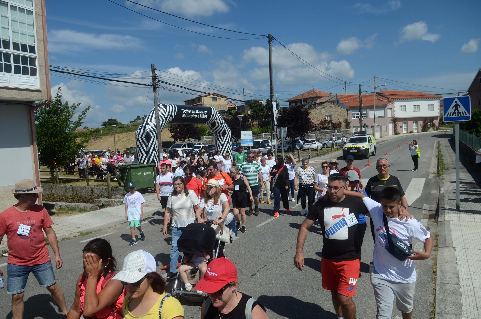 Participantes en la “andaina” solidaria organizada por la asociación Xuventude de Vilariño (Cambados), a beneficio de la lucha contra el síndrome de Noonan.