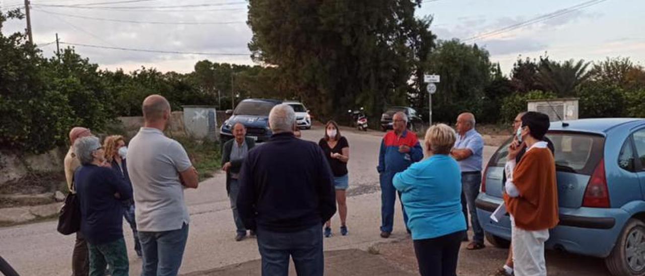 Vecinos del diseminado de Canals, reunidos tras los últimos asaltos.  | LEVANTE-EMV