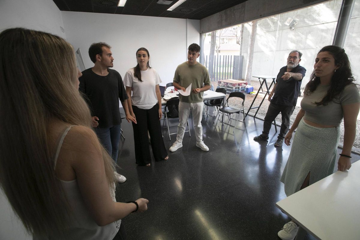 Ensayo del Laboratori Escènic con el director teatral Paco Zarzoso.