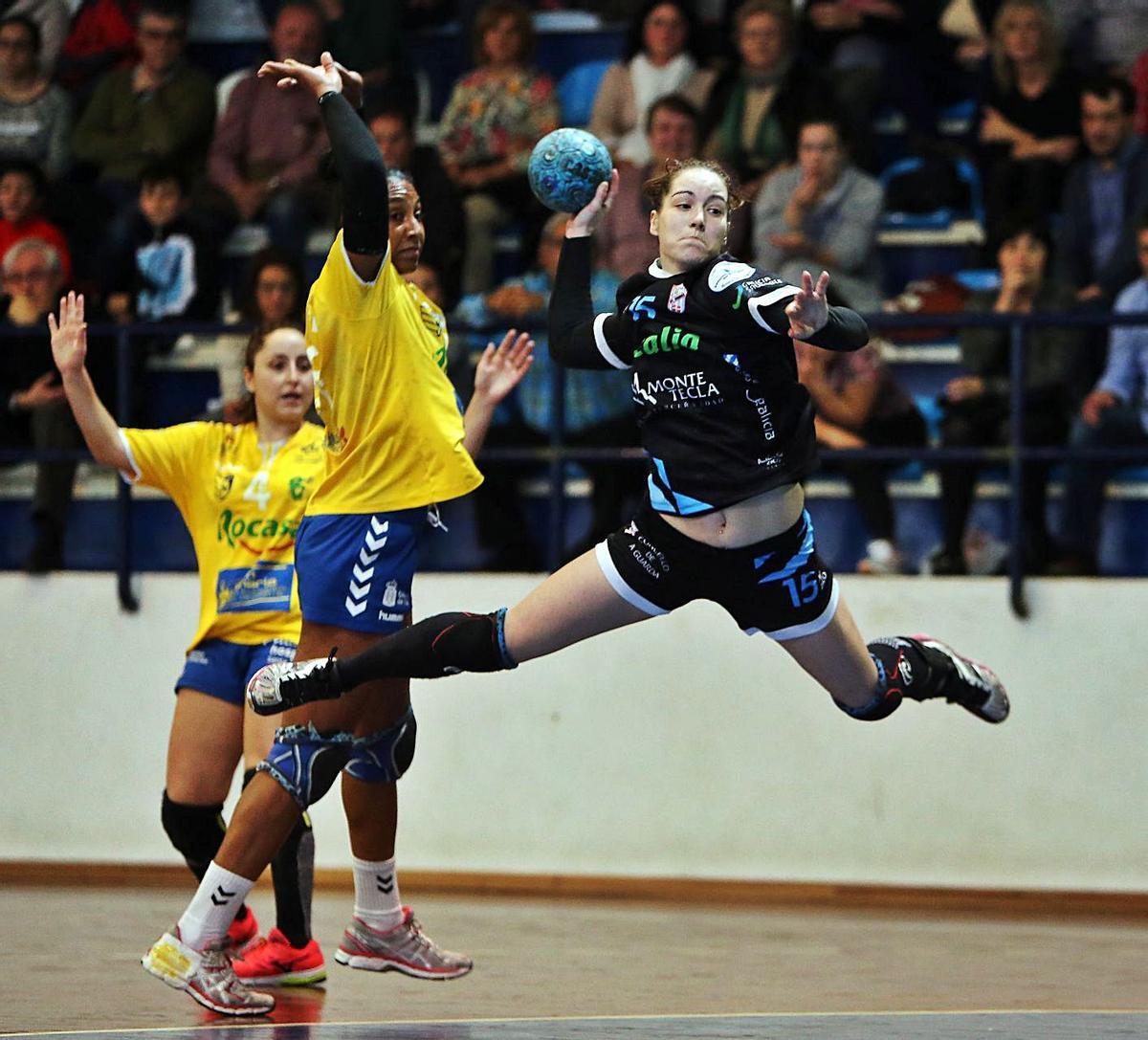 Haridian se dispone a tirar en un partido del Guardés contra su club de siempre, el Rocasa. |  // MARTA G. BREA