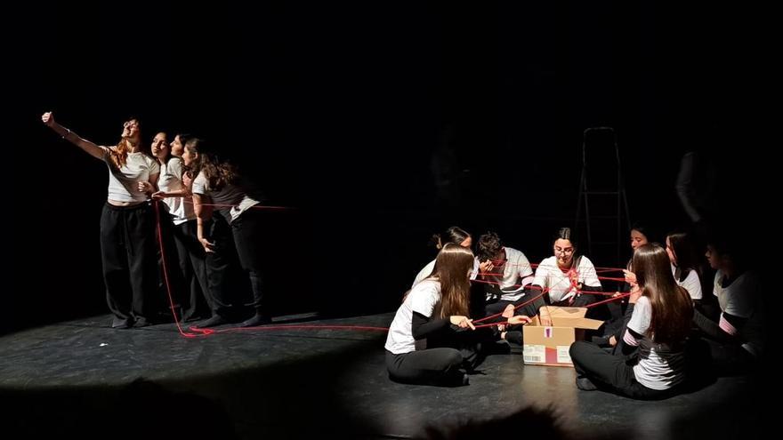 La escenificación de &quot;Desenredados&quot; del IES Santa Pola sacude con su crítica a las redes sociales