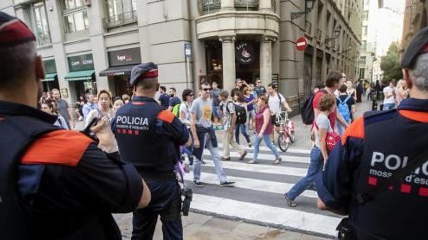 Agents dels Mossos patrullen per Barcelona, que aquest cap de setmana celebra les Festes de la Mercè.