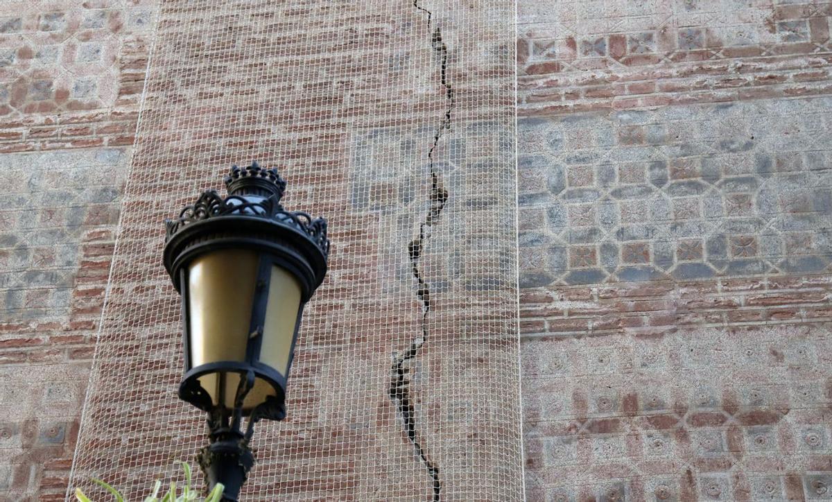 Otra instantánea de los problemas. Se trata de la grieta exterior. | ÁLEX ZEA