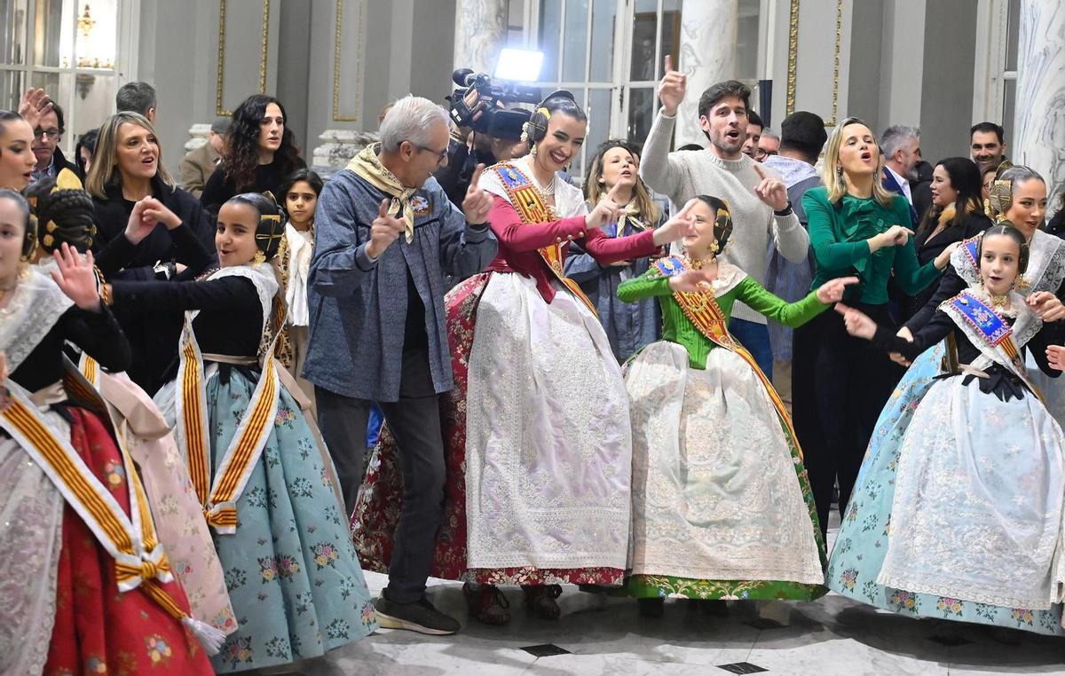 Bombai interpreta "Llamas" y "Solo si es contigo" ante falleras mayores y cortes de honor