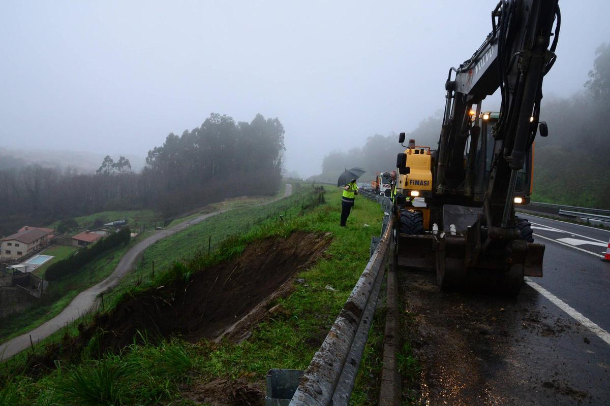 La retroexcavadora ayer en la zona del derrumbe en A Xalde de Arriba, en Moaña cerca de Cangas.