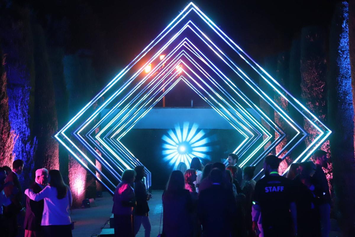 Las autoridades inauguran el espectáculo del Alcázar