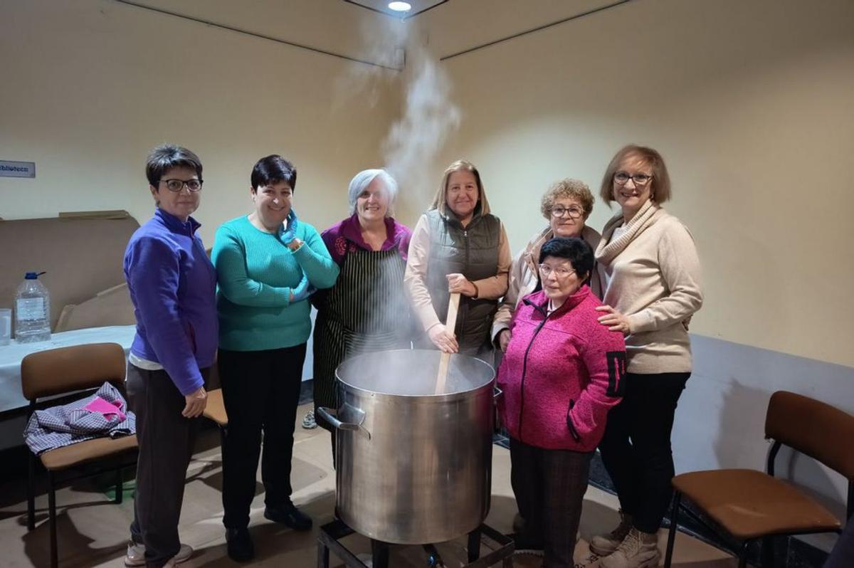 Se repartió un delicioso chocolate caliente entre los vecinos.