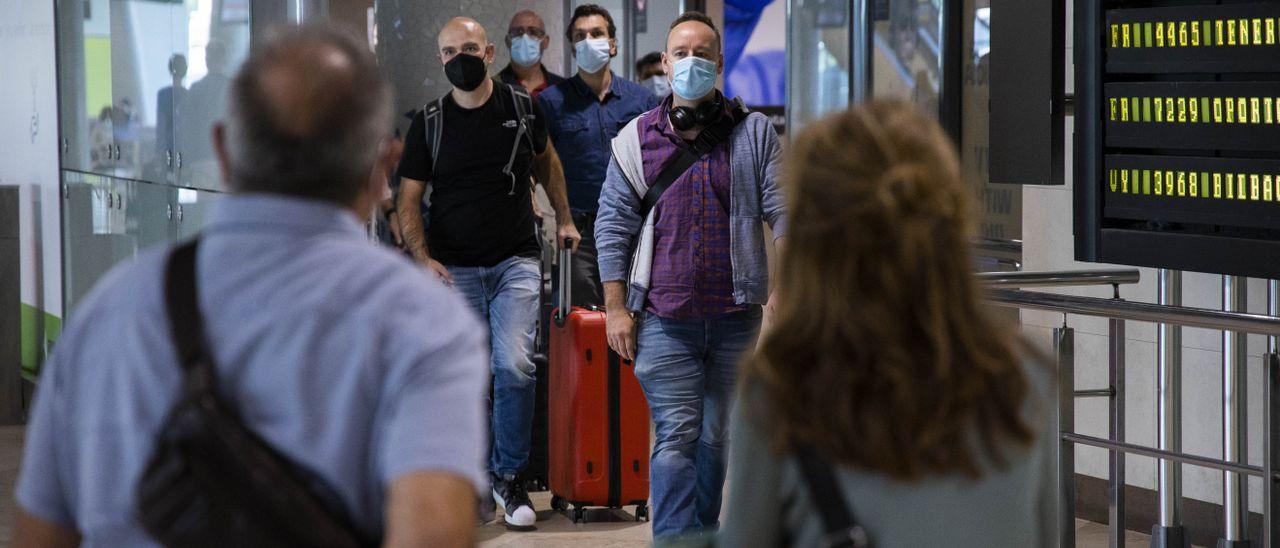 Viajeros en el aeropuerto de Manises, en una imagen de archivo.