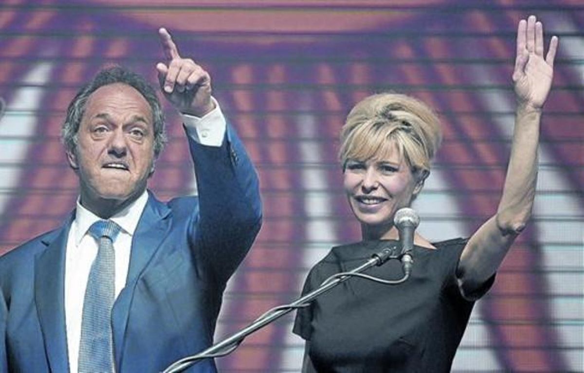 Scioli i la seva dona saluden en l’acte final de campanya. Scioli i la seva dona saluden en l’acte final de campanya.