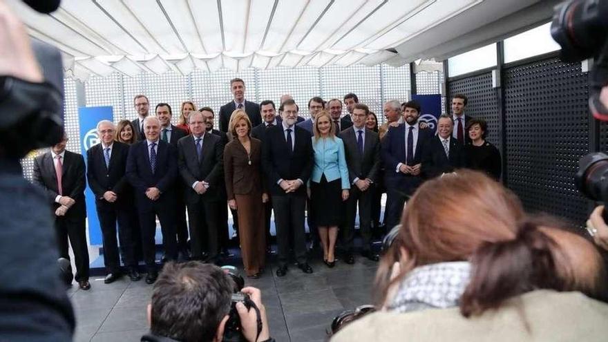 Rajoy, en el centro, posa con los barones autonómicos del PP, entre ellos Feijóo, cuarto por la derecha, y otros dirigentes del PP.
