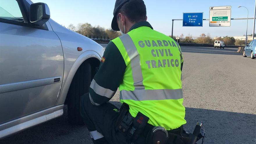 Un coche sin ITV se avería, pero solo recibe una multa de 200 euros por la baliza v-16: la Guardia Civil ya vigila a los conductores