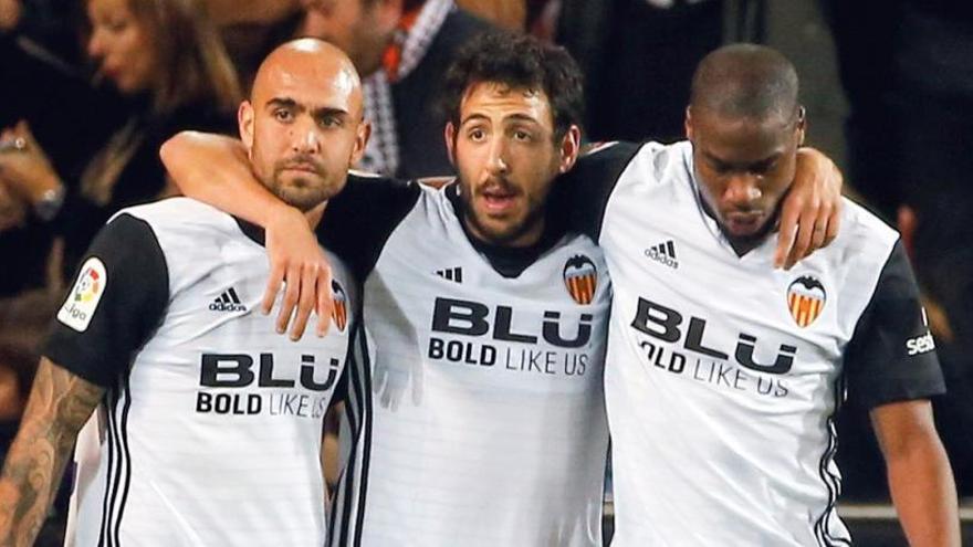 Zaza, Parejo y Kondogbia celebran el gol del español.
