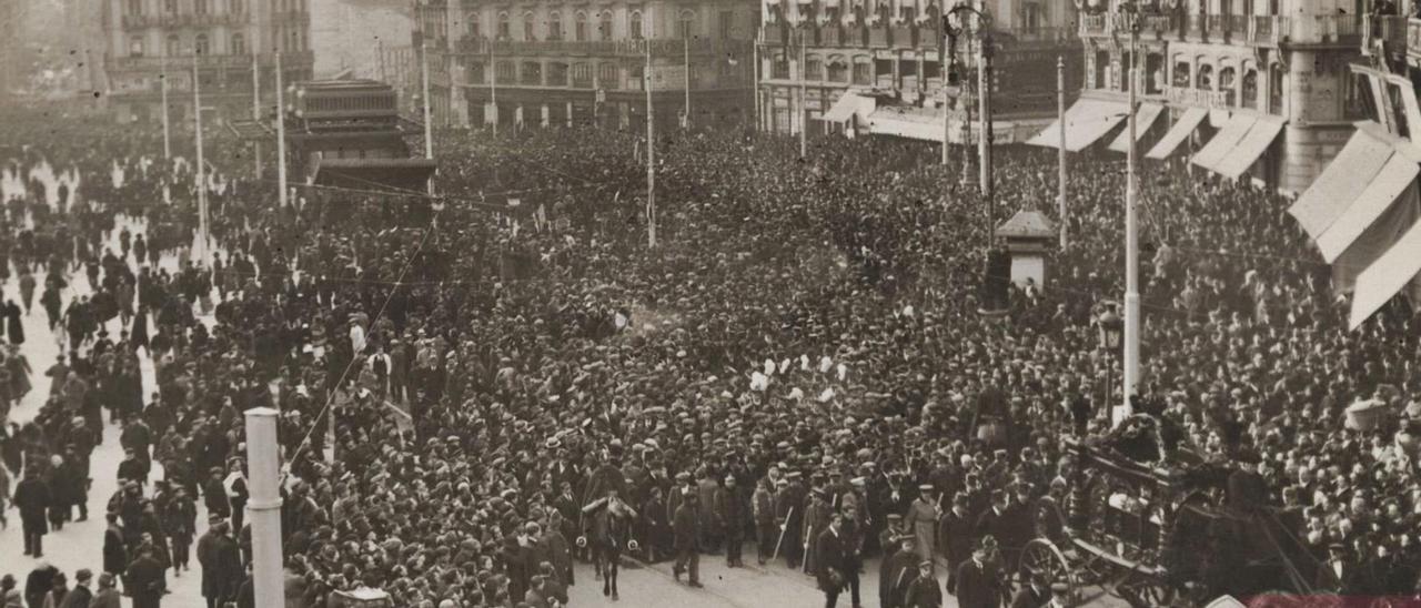 Miles de personas acompañan en Madrid los restos de Pérez Galdós en enero de 1920