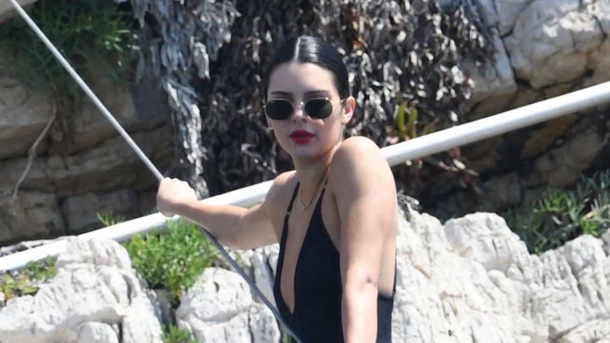 Kendall Jenner posando en bañador