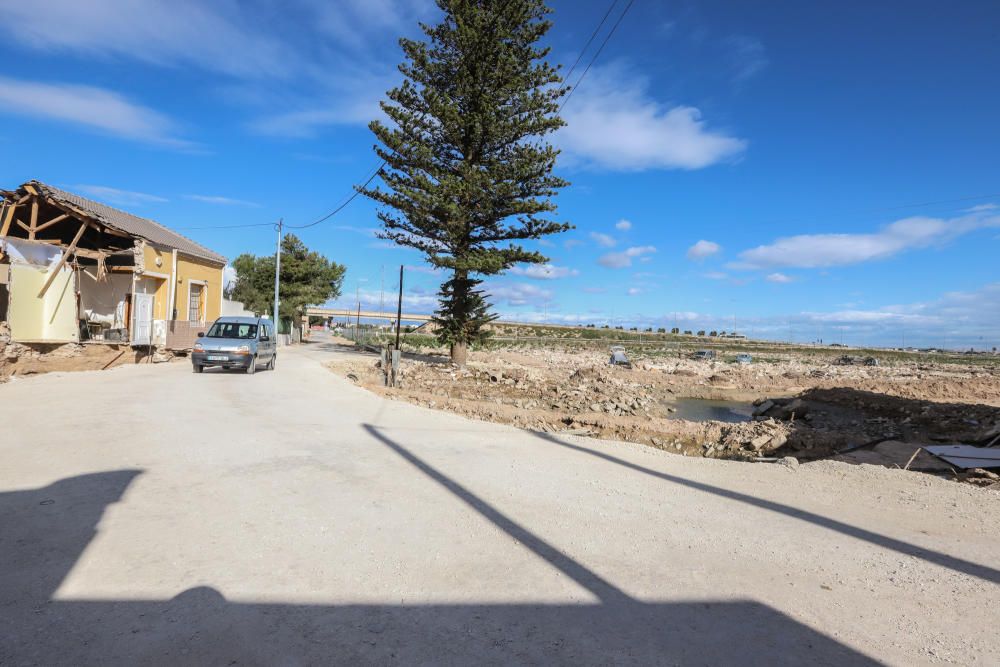 Obras de reparación de la CHS de la mota del río que cedió en Almoradí durante la DANA. Muchas de las zonas afectadas por el paso del agua siguen arrasadas