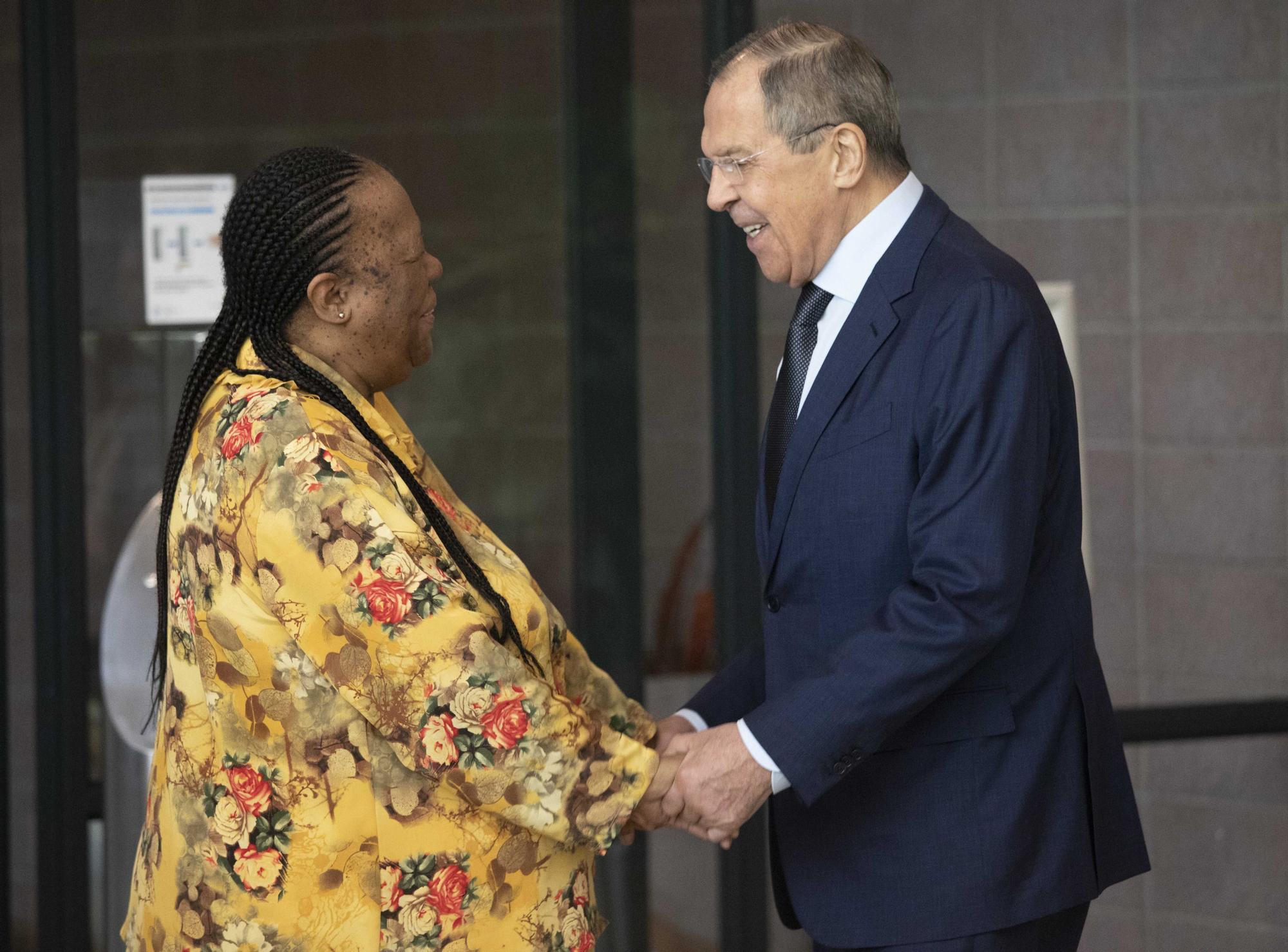 El ministro de Exteriores de Rusia, Serguéi Lavrov, saluda a su homóloga sudafricana, Naledi Pandor, durante una visita a Pretoria el pasado 23 de enero.