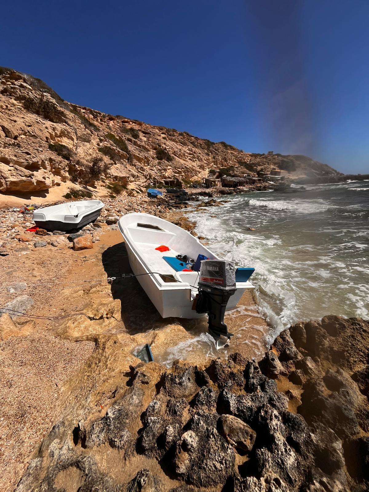 Las imágenes de una patera llegada a la zona de s’Estufador, en Formentera