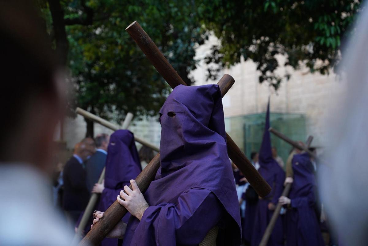 Procesión de El Cristo de la Corona por Sevilla. Procesión de El Cristo de la Corona por Sevilla.