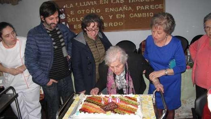 Carmen Estévez rodada de su familia y amigos, ayer. // DBM