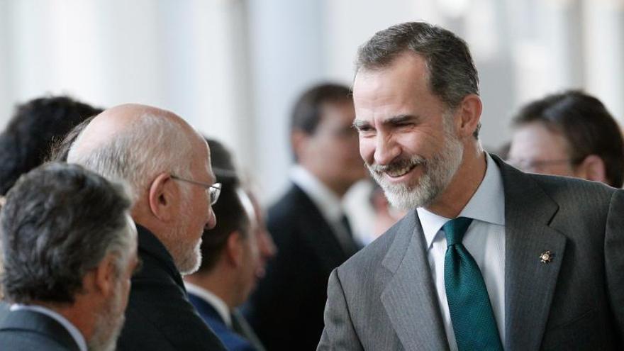 El Rey Felipe VI saluda al presiente de Mercadona, Juan Roig.