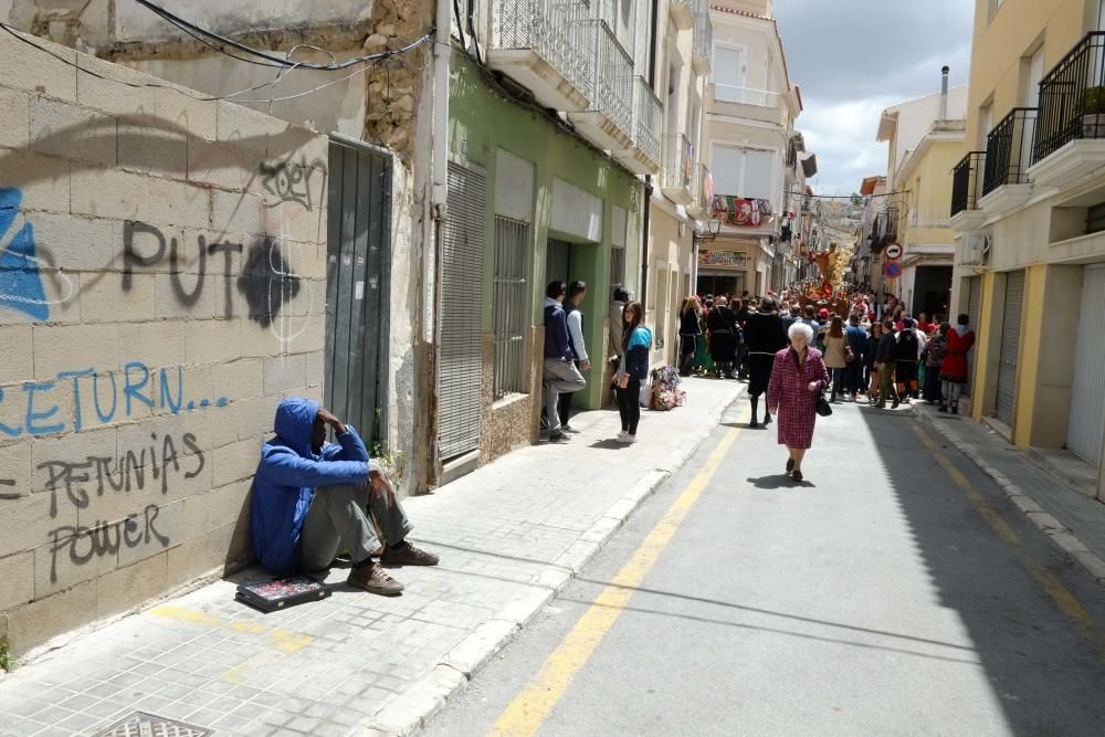 Las diez comparsas acompañan al santo en su tradicional bajada ante miles de vecinos que aguardan con emoción su paso