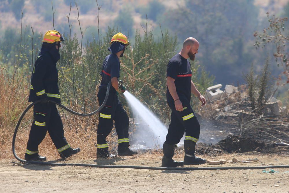 El fuego declarado en las inmediaciones de la autovía han obligado a cortar el tráfico en ambos sentidos y congestiona también la MA-20 en sentido Cádiz