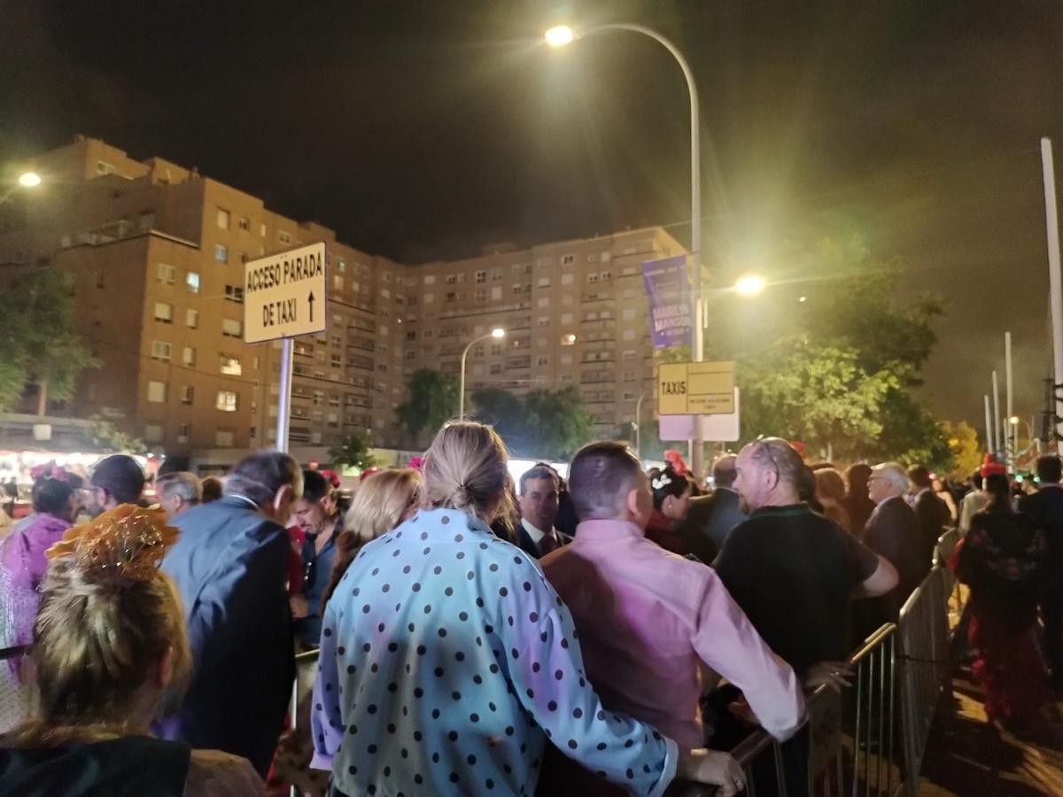 Cola de gente esperando para montarse en un taxi y salir de la Feria de Sevilla de 2026 en la noche del martes al miércoles