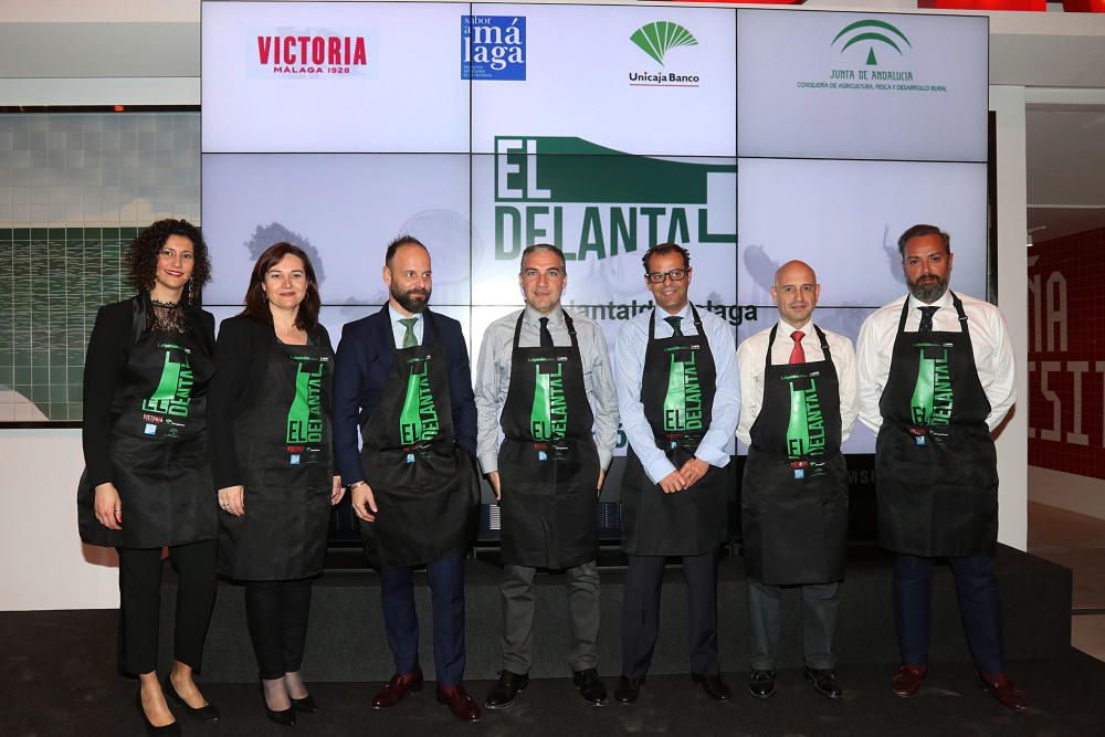 Empresarios, chefs, agentes del sector y de la industria agroalimentaria y representantes políticos acuden a la sede de Cerveza Victoria para la presentación de la nueva publicación gastronómica