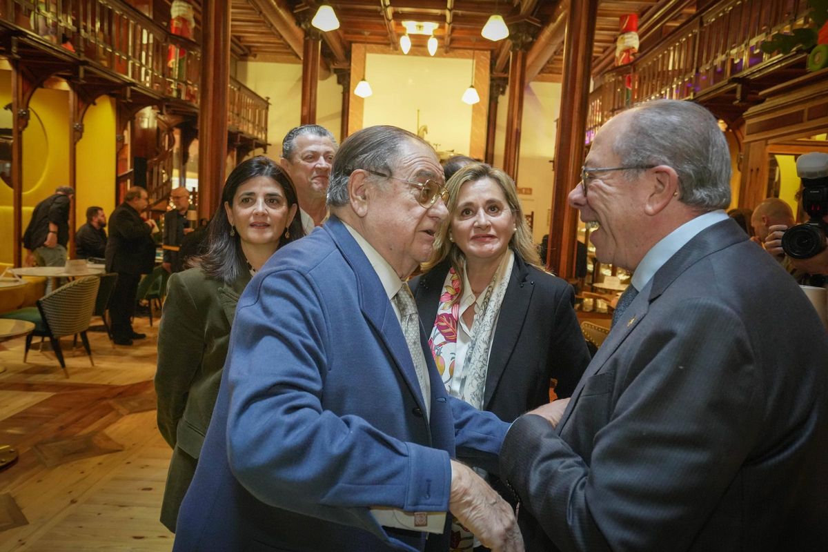 Luis Ramallo con sus hijas y Nabeiro.