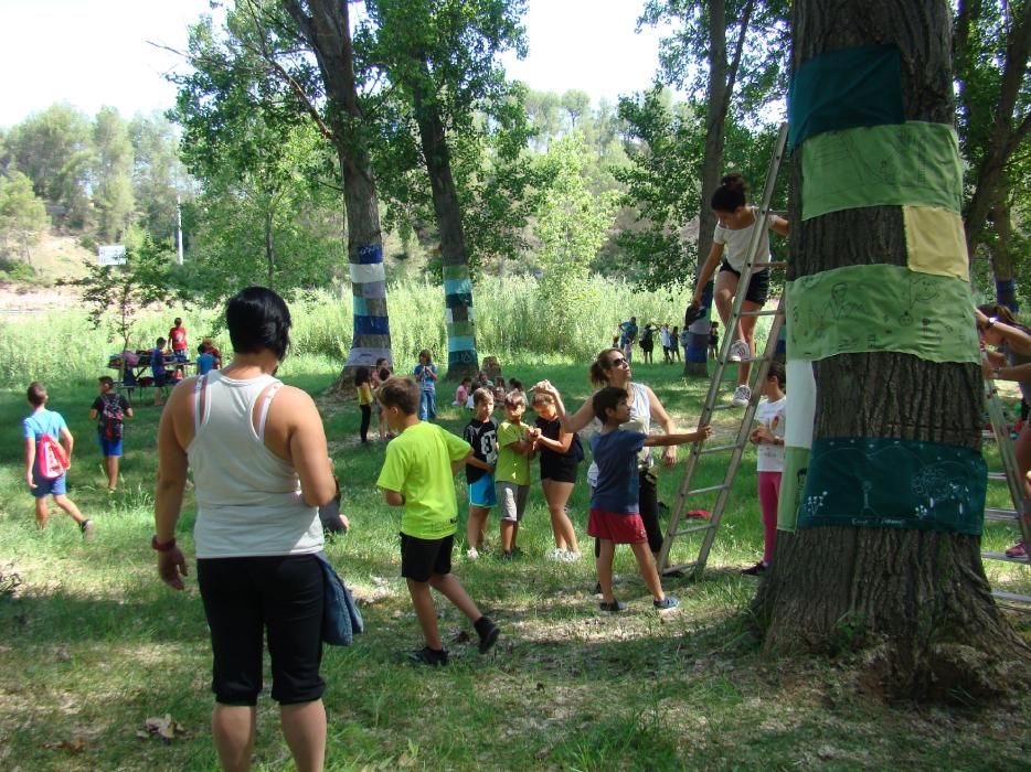 Infants de Sant Salvador creen el 'bosc de l'alegria'