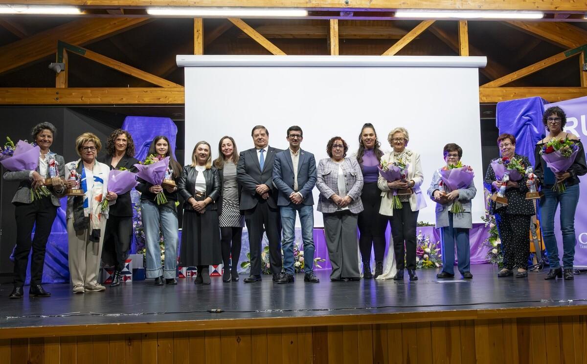 Autoridades, locais e do Estado, e persoal coas homenaxeadas en Padrón