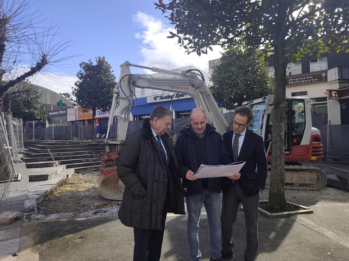 Por la izquierda, Alfredo Canteli, el ingeniero Adolfo Onís y Nacho Cuesta durante su visita a las obras.